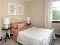 Charming Carnegie Cottage 15 Minutes from Airport & Downtown 카네기 호텔