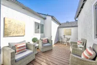 Modern clean relaxing gateway! Close to all LA fun! - Wifi