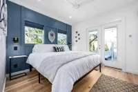 Romantic New Home for 2-Private Hot Tub/ Secluded Patio-260 Steps to Beach-Bikes - Wifi