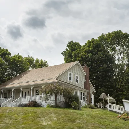 3 acre Lake, Farm Animals Petting Zoo, Horses and Horseback Riding, Room to roam