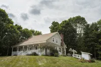 3 acre Lake, Farm Animals Petting Zoo, Horses and Horseback Riding, Room to roam - Homestays