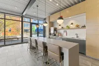 "Melody of Evanston" 3BD, 2BA UrbanLux Condo - WiFi
