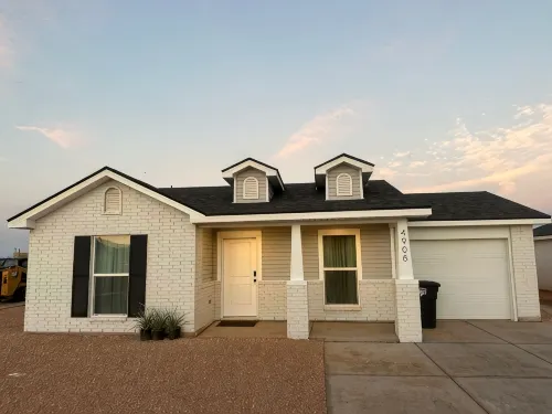 New Luxury Styled Cottage Home with TV in each room. - homestay