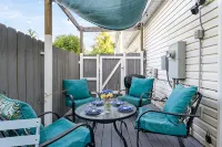 Beach house, 1.5 blocks from beach, 3bd, 3 bath - 4 ดาว