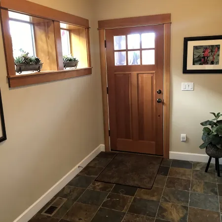 Holiday Time in Beautiful Bend! Awesome House, Chef's Kitchen, Serene Backyard