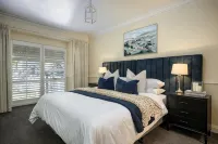 Beautiful spacious home a short walk to town centre. - 방갈로