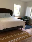 Bright and Cheerful Lake Front Beach Cottage - Boutique