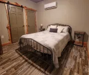 Cozy cabin near the Niangua river and Bennet Springs State park. Pet friendly ! - Hytter