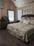 Secluded cabin just 2.5 miles from Troy University - 3-Star