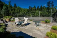 Spacious Corner Townhouse Next to Mt. Snow! Private Hot Tub! - 피트니스 시설