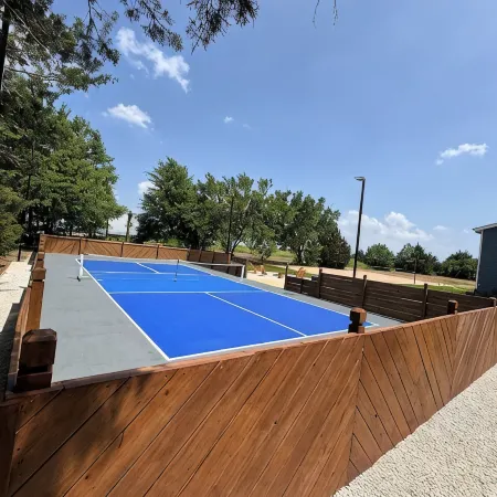 Remodeled house, 15 min. to Lake Texoma- pickleball and sand volleyball courts.