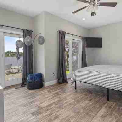 Candlewood Lakefront 3bd/ 2 bath house w/ 180 degree views! Rooms