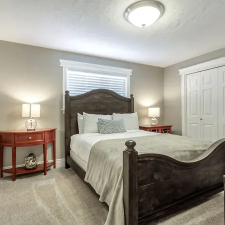 Large Home at the Base of the Mountains, Quick Access to All Ski Resorts. Hotels in Sandy