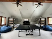 松林後的湖畔小屋! - 木屋