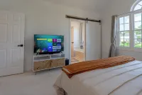 Cozy 4-Bedroom Raleigh Retreat. Home Theater. Furnished Deck. 15 Min to Downtown - บังกะโล