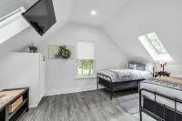 LUXURY Barn Chalet.  2 bedrooms, firepit, BBQ, loft, trails, ponds, park - Homestays