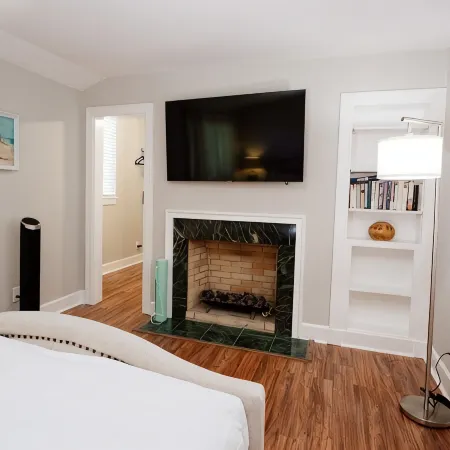 Mid-Century Modern - 3600sqft - 1 Mile to CBDHistoric Surroundings, Walk to CBD