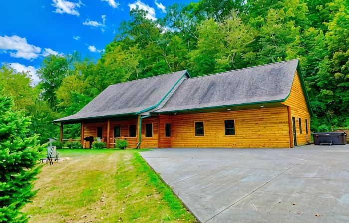 Log Cabin/ w hot tub, outdoor pool & pool table