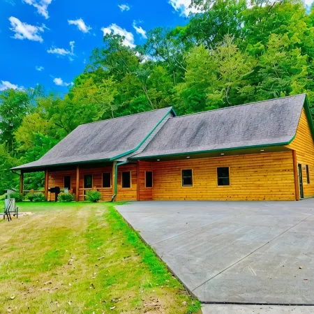 Log Cabin/ w hot tub, outdoor pool & pool table