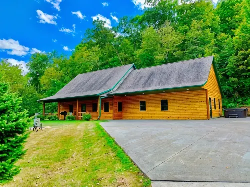 Log Cabin/ w hot tub, outdoor pool & pool table - 3 étoiles