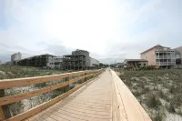 Pet friendly Leeward Cottage: Only a Few Steps to the Beach - 2-Star