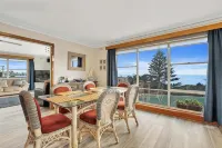 Alice Beside the Sea - 4 Bedroom Upstairs Apartment. - 3-Star
