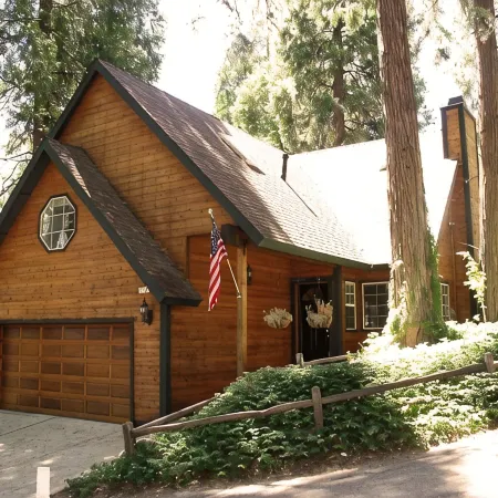 Exquisite 3-bedroom mountain home, steps to Lake Arrowhead Village and lakefront