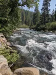 Riverfront Cottage 5 Minutes from Palisades Tahoe 10 minutes to Lake Tahoe - 3-stjärniga