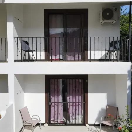 2-Bd Unit with Pool, 2 Blocks from Beach