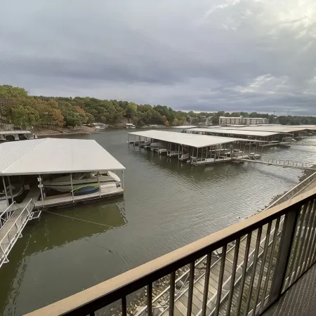 Newly remodeled updated condo,12x32 Boat slip, wi-Fi Internet cable TV, pwc slip