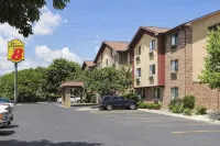 Super 8 by Wyndham Peoria East - Motels