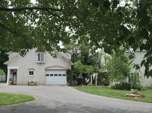 Botanical Loft in Amish Country, King Bed, Jetted Tub & Garden Patio - 4성급