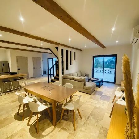 Magnificent 9-person house close to town center.