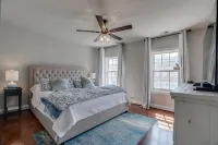 4 Bedroom, 3  Bath  Big Downtown Frederick home, w/ Private Patio &  fire table - 4-نجوم