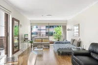Private & airy flat in the heart of Sydney - 4-Star