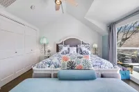 421 Irie: Simply Charming 2 Story COTTAGE!! Private Pool!! 1 Off Street Parking! - 5-Star