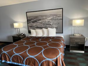 Super 8 by Wyndham Newport News