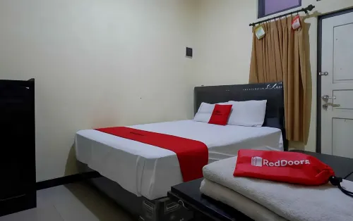 RedDoorz Near Gor Wisanggeni