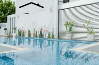 Friends House - Rooftop Pools
