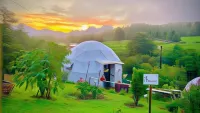 Poas Volcano Observatory Lodge & Glamping Hotels in Poás