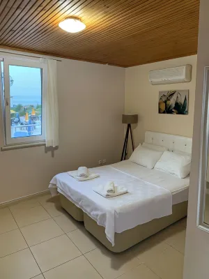 Amadeus Motel Hotels near Akraba Beach