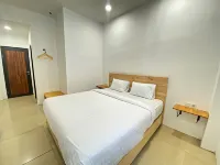 Urbanview Hotel Medio Inn Palu by RedDoorz Hotel di Mantikulore