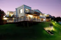 Fairlight Beach House - Bed and Breakfasts