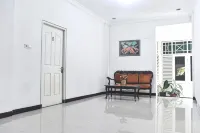 RedDoorz Near Sultan Hasanuddin Airport 2 Hotels in Mandai