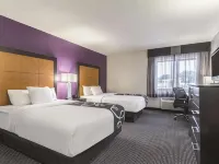 La Quinta Inn & Suites by Wyndham Cleveland - Airport North