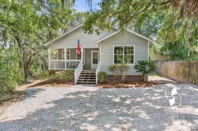Perfect Retreat - 10 mins to Parris Island + Walk to Coffee Shops & Restaurants Hotels near Live Oaks Park