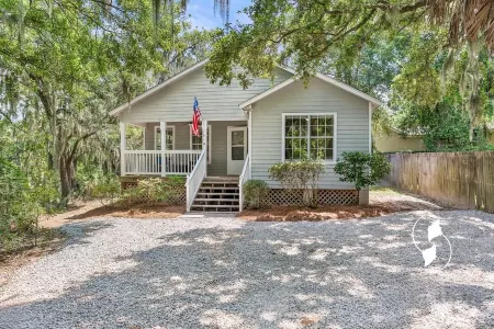 Perfect Retreat - 10 mins to Parris Island + Walk to Coffee Shops & Restaurants Отели рядом с достопримечательностью «Парк Лайв Окс»