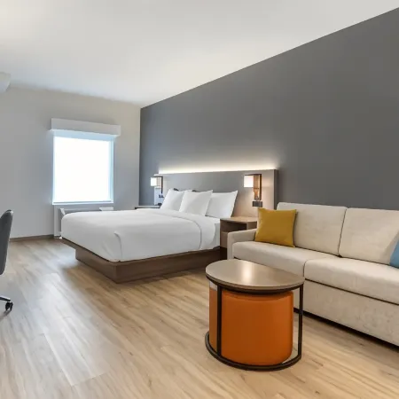 Comfort Inn & Suites Newark Liberty International Airport
