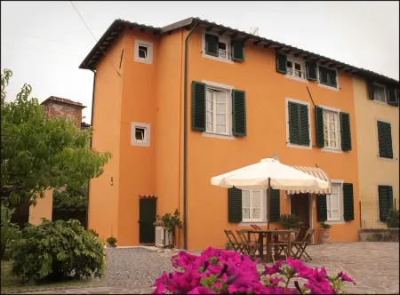 Bed & Breakfast Lucca Fora Отели рядом с достопримечательностью «Parrocchia Dei Ss. Maria Assunta e Jacopo Maggiore di Lammari»