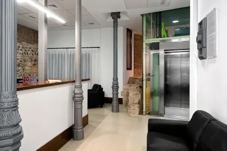 Hotel Domus Plaza Zocodover Отели рядом со станцией Toledo′S Train Station